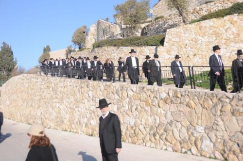 Part of the 150 Yarchei Kallah participants making their way to the gravesites of many Gedolei Yisrael on Har Hazeitim