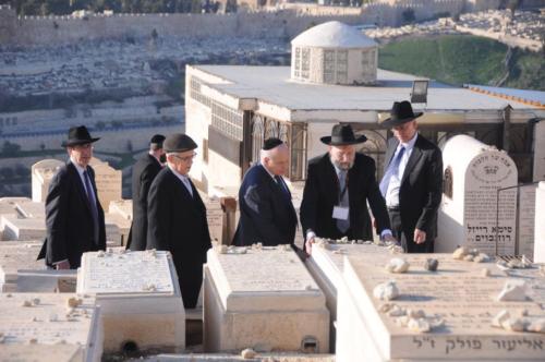 Saying tehilim in front of grave of Jewish activist Yisrael Lefkowitz z”l, l-r Rabbi Shlomo Gertzulin, E. Hirsch, Menachem Lubinsky, Menachem Shayovich, and Shimon Lefkowitz (son)