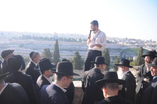 Guide Meyer Eisenman standing atop of wall with a direct line view of the Har Habayit