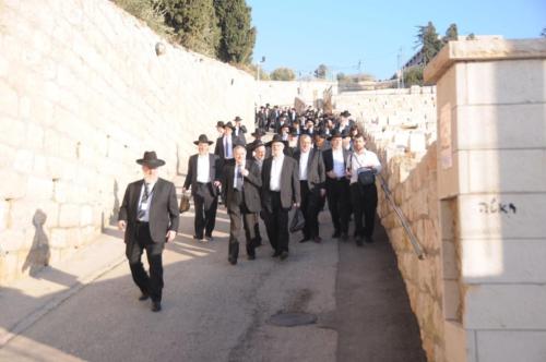 The group makes its way down to the gravesite of the saintly Orach Chaim