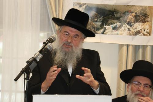 Harav Oelbaum speaking at Meeting Harav Lieff on Right