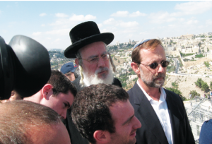 MK Meyer Eichler (UTJ) (C) and MK Moshe Feiglin (Likud) (R) with police officials on Har Hazeisim as part of the tour and hearings convened by the Knesset’s Interior Committee, headed by MK Miri Regev (Likud).